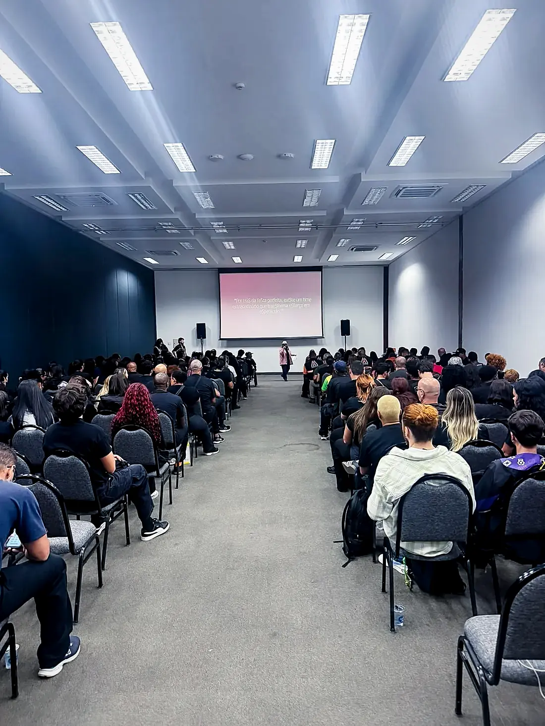 Público acompanhando palestra da Encantaria