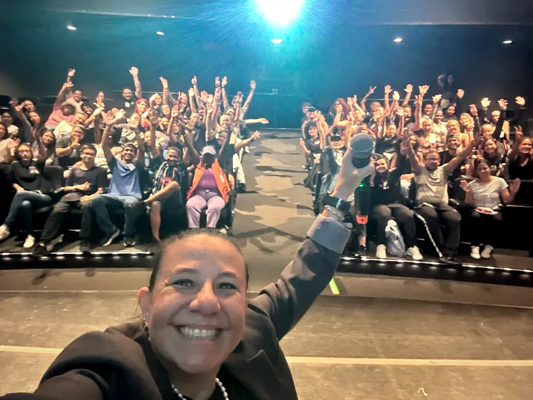 Ana Karine com a plateia em pé durante uma vivência da Encantaria
