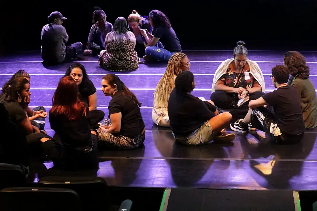 Participantes em rodas de conversa durante uma vivência da Encantaria